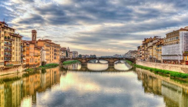 Brücke über den Fluss Arno in Florenz