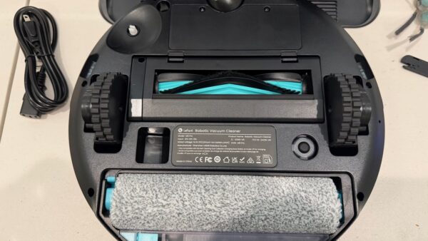 Lefant M5 Pro Unterseite mit Wischwalze und Anti-Tangle-Bürste