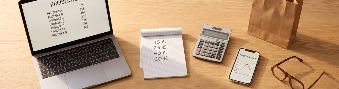Angebote vergleichen - Preisliste, Notizblock und Taschenrechner auf dem Schreibtisch