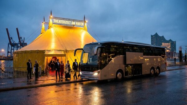 busreise hamburg musical ablauf Busreise nach Hamburg mit Musicalbesuch: Reisebus auf dem Weg zur Show