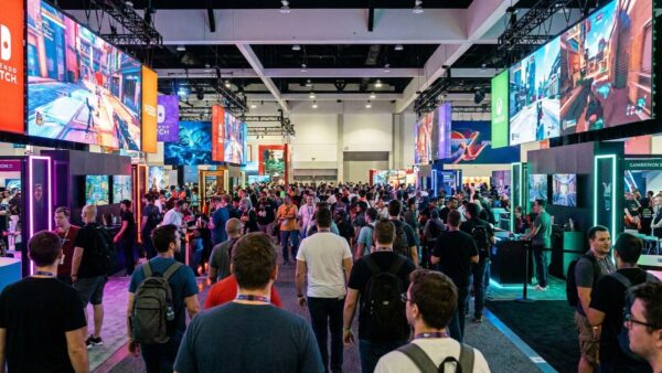 Gamescom 2026 Messehalle in Köln mit Gaming-Ständen
