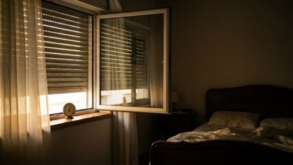 Abgedunkeltes Schlafzimmer mit heruntergelassenen Rollläden während der Hitzewelle