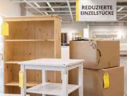 IKEA Zweite Chance Bereich mit reduzierten Moebeln und beschaedigten Verpackungen
