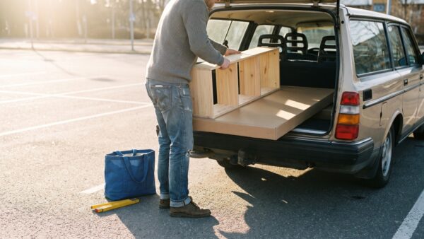 ikea zweite chance transport Zerlegtes Holzregal wird fĂĽr die RĂĽckgabe bei IKEA in einen Kombi geladen