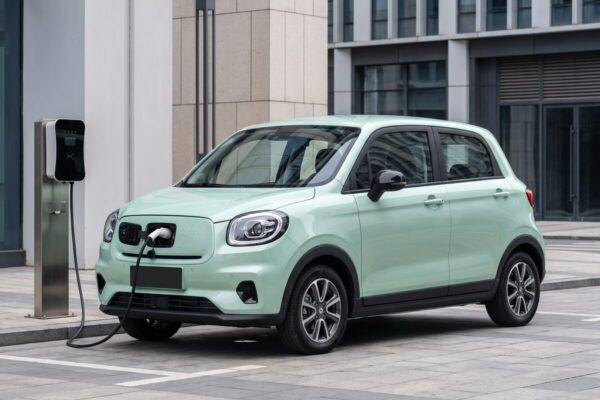 leasing leapmotor t03 Leapmotor T03 Elektro-Kleinwagen an der Ladesaeule
