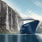 Mein Schiff 4 vor einem norwegischen Fjord mit Wasserfällen