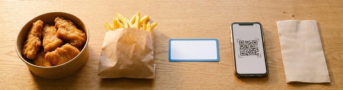 NORDSEE Gutscheine und Coupons - Backfisch, Pommes und Gutscheinkarte auf Holztisch