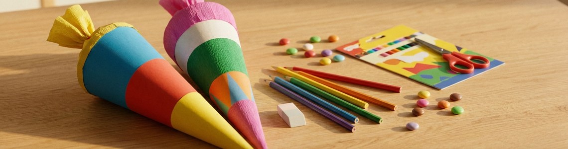 Gebastelte Schultueten mit Stiften und Suessigkeiten