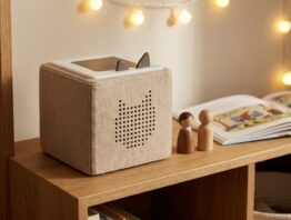 Hoerwuerfel mit Spielfiguren im Kinderzimmer
