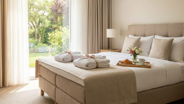 travelcircus wellness hotel Travelcircus Wellnesshotel Paket — Hotelzimmer mit Bademänteln und Frühstück