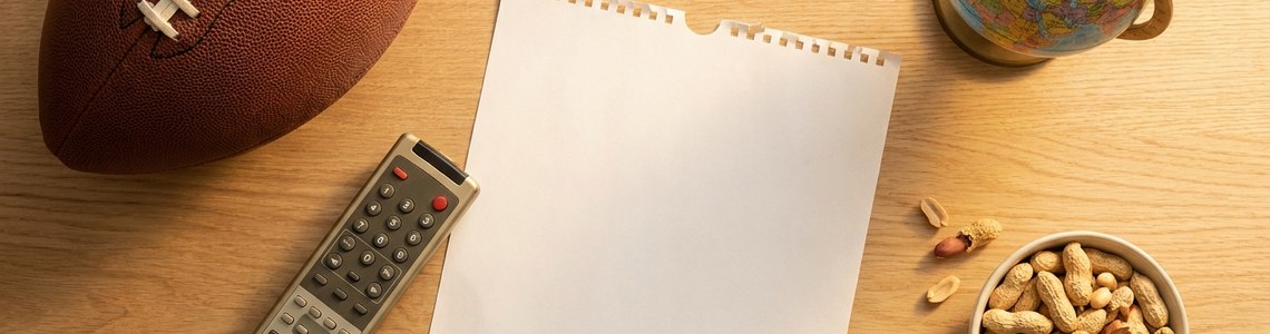 Fussball Fernbedienung und Globus WM 2030 Uebertragung