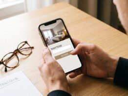 Hotelbuchung am Smartphone mit Eingabefeld fuer den ACHAT Rabattcode
