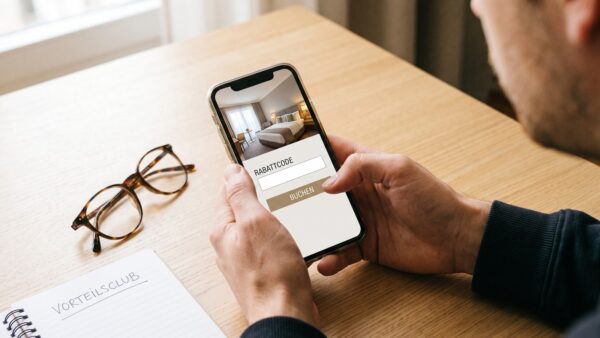achat vorteilsclub rabattcode Hotelbuchung am Smartphone mit Eingabefeld fĂĽr den ACHAT Rabattcode