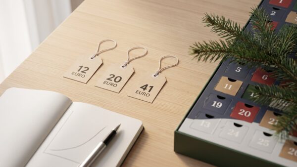 adventskalender 2026 preis Preisschilder mit 12, 20 und 41 Euro neben einem Adventskalender