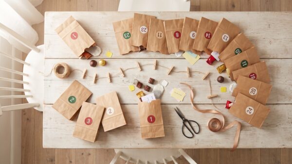 adventskalender 2026 selbst Adventskalender selbst befuellen - Papiertuetchen, Schnur, Klammern und kleine Fuellungen
