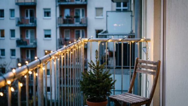 agentA weihnachtsdeko ab wann balkon Balkon mit warmweiĂer Lichterkette am Abend â Weihnachtsdeko drauĂen und Mietrecht
