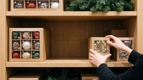 agentA weihnachtsdeko ab wann kaufzeitpunkt Ladenregal mit Weihnachtskugeln und Lichterketten â bester Kaufzeitpunkt fĂŒr Weihnachtsdeko