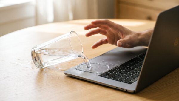 agentB haftpflicht inline1 Umgekipptes Glas neben Laptop als typischer Schadensfall der privaten Haftpflichtversicherung