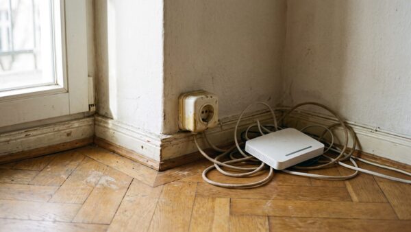 agentC gfdsl i4 Alte Telefondose neben modernem Router in einer Altbauwohnung