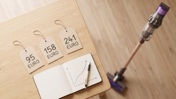 akku staubsauger kaufberatung preis Preisschilder mit 95, 158 und 241 Euro neben Akku-Stielstaubsauger