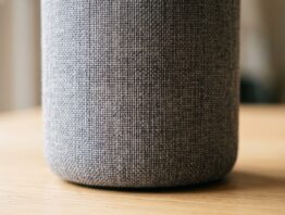 Nahaufnahme eines Stofflautsprechers ohne Aufdruck