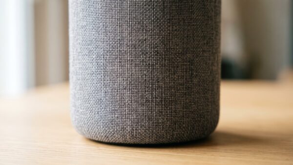 alexa umbenennen bild 1 Nahaufnahme eines Stofflautsprechers ohne Aufdruck