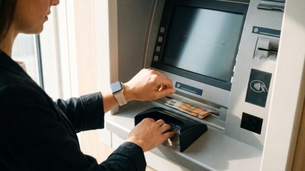 apple pay geld abheben bild 3 Schritt fĂŒr Schritt Geld abheben mit Apple Pay: PIN-Eingabe am Geldautomaten