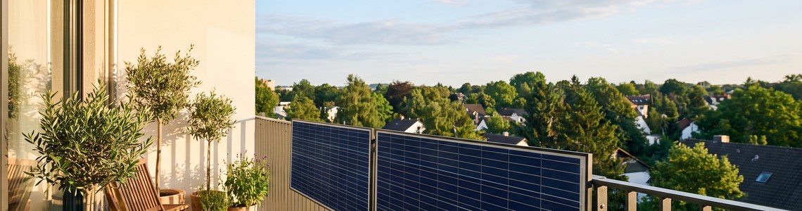 Balkonkraftwerk 2026 auf einem Balkon mit Solarmodulen