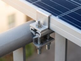 Halterung eines Balkonkraftwerks am Gelaender in Nahaufnahme