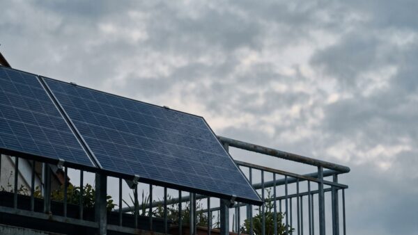 bkw watt bewoelkt Solarmodule eines Balkonkraftwerks bei bedecktem Himmel