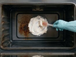 Natron-Paste wird im Backofen auf eingebrannte Stellen aufgetragen