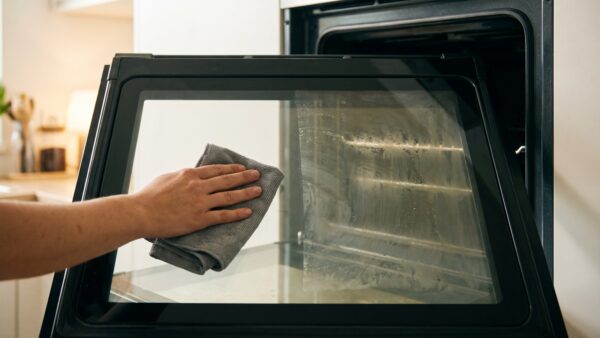br 3 scheibe BackofentĂŒr mit Glasscheibe wird gereinigt