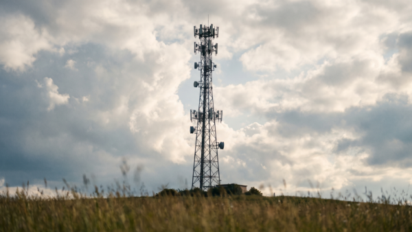 cell broadcast warnung bild 1 Mobilfunkmast auf einem Hügel als Sender der Cell-Broadcast-Warnung