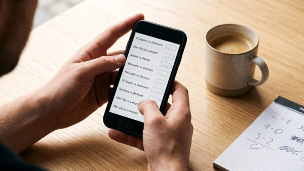 check24 trikot tippspiel Smartphone mit Tippspiel-Liste auf dem Küchentisch — so lief die CHECK24-Trikot-Aktion