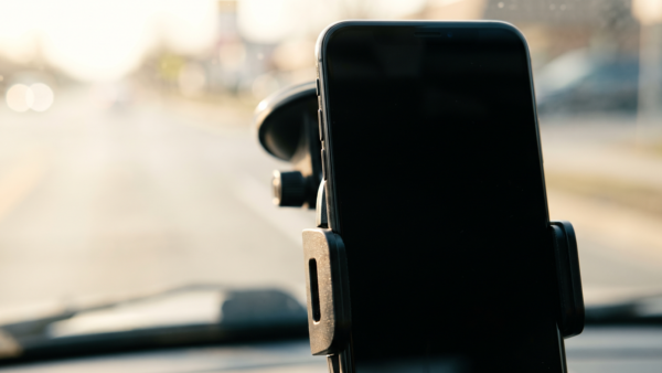 Ausgeschaltetes Smartphone in einer Halterung an der Windschutzscheibe