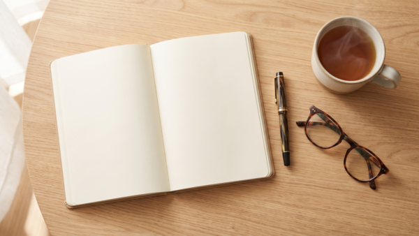 dax etf bild 3 Leeres Notizbuch mit FĂŒller, Lesebrille und Teetasse