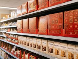 Adventskalender im Supermarktregal neben Weihnachtsgebaeck