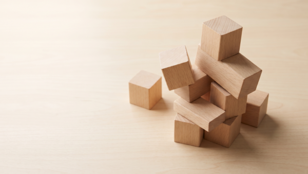 emerging markets etf bild 2 Locker gestapelte Holzbausteine ohne Aufdruck auf einem Holztisch
