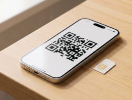 eSIM Smartphone mit QR-Code zur Aktivierung des Mobilfunkprofils