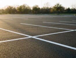 Leerer Parkplatz mit hellen Markierungslinien