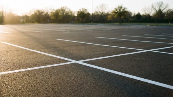 fashion outlet montabaur bild 1 Leerer Parkplatz mit hellen Markierungslinien