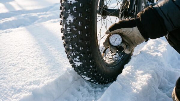 fatbike reifendruck schnee Fatbike-Reifen im Schnee mit Reifendruckprüfer — richtiger Reifendruck beim Fatbike