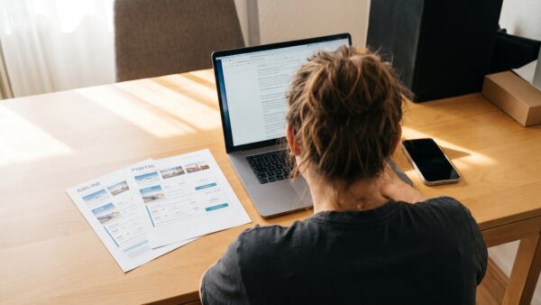 Vergleich zwischen Direktbuchung bei der Airline und Buchung über ein Flugportal am Laptop