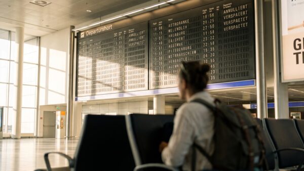 Anzeigetafel am Flughafen mit annulliertem Flug als Symbol für Fluggastrechte nach EU-Verordnung