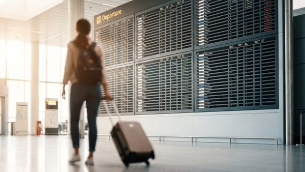 fluggastrechte anzeigetafel Fluggastrechte: Anzeigetafel am Flughafen mit verspäteten Flügen