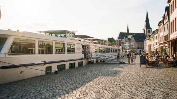 flusskreuzfahrt bild 1 Flusskreuzfahrtschiff legt mitten in der Altstadt an der Uferpromenade an