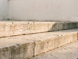 Helle Steintreppe mit breiten Stufen im Seitenlicht