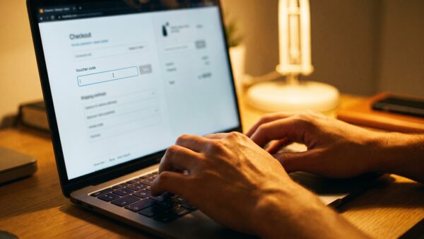 Gutscheinfeld in einem Online-Warenkorb am Laptop