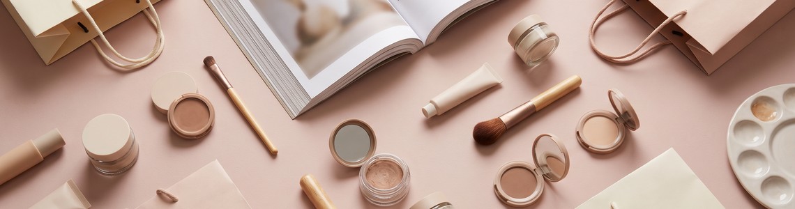 Shopping-Taschen und Kosmetik als Flatlay