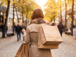 Frau mit Einkaufstueten in einer Einkaufsstrasse